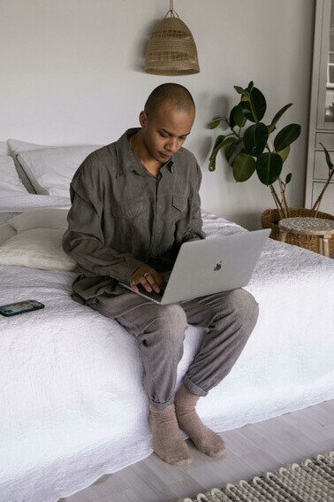 Explore a prática da escrita terapêutica para organizar ideias e sentimentos, melhorando a saúde mental e física