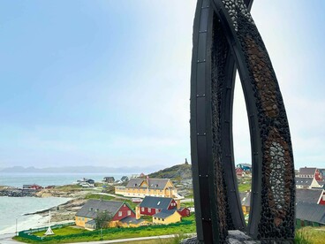 Inussuk di Niels Mølfeldt, una scultura che si trova a Sisimiut, in Groenlandia