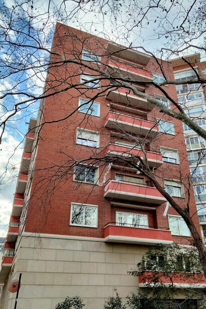 El azufaifo de la calle Arimon morirá un día de viejo, pero su historia quedará para siempre. Barrio Sant Gervasi — Bonanova, fachada de la torre de Castanyer, Barcelona, España