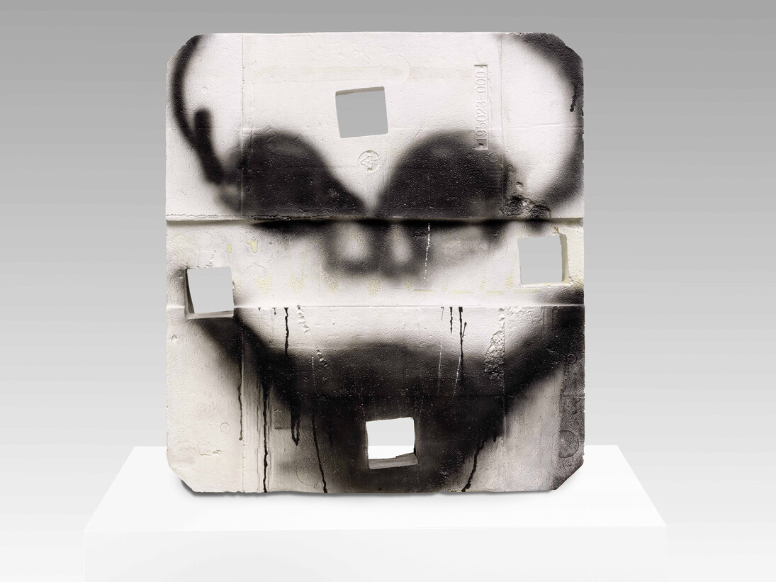 Huma Bhabha, The Joke, 2013, Lacquered bronze, 81 x 74 x 10 cm, 32 x 29 1/4 x 4 in, edition 1 of 4 + 1 AP. Copyright: VW (Veneklasen/Werner), Berlin