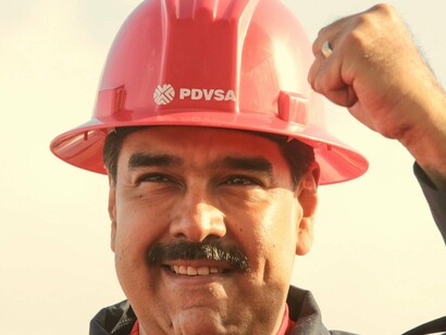 Nicolás Maduro con un casco de PDVSA