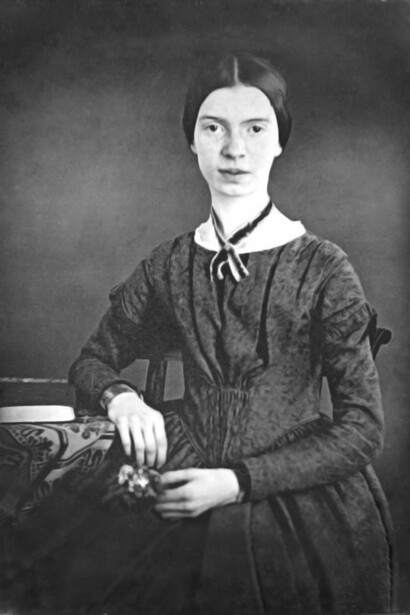 Emily Dickinson vivió en un retraimiento casi total en Amherst y publicó apenas una docena de poemas en vida, demostrando que jamás concibió su arte como una carrera para postular a galardones ni para buscar la fama pública