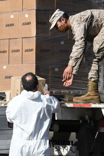 Ejército chileno durante la entrega de cajas de ayuda en comunas vulnerables. Es esencial que los militares trabajen en coordinación con los civiles para abordar problemas complejos