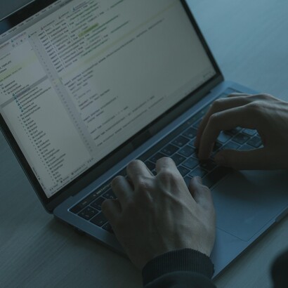 Usuário não proficiente em linguagem de computador explora sistema Linux