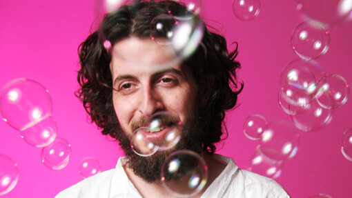 A arte é uma expressão subjetiva, variando conforme o contexto cultural e histórico. Scott Blake desafia essa percepção com suas obras únicas feitas de códigos de barras, explorando temas como consumo, identidade e tecnologia