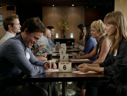 Solteros buscando nuevas opciones en un encuentro de "speed dating"