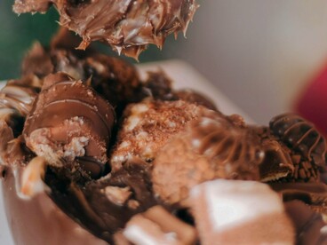 Apesar desse cenário, existem alternativas no mercado, infelizmente não tão acessíveis para todos os públicos: chocolates com maior percentual de cacau (70% ou mais), ingredientes mais simples e ausência de gorduras vegetais hidrogenadas apresentam melhor perfil nutricional. Embora geralmente mais caros e difíceis de encontrar, oferecem maior concentração de compostos benéficos e menor carga de açúcar, sendo uma opção mais saudável, passível de ser incorporado até na rotina diária



