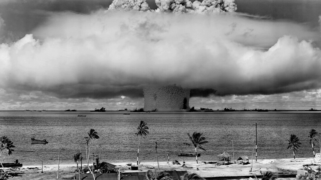 Pearl Harbor mudou tudo em todas as partes. Mas, especialmente nos Estados Unidos, levou os norte-americanos a perceber a dimensão mundial da audácia, do perigo e da agonia. E, mais que isso, que era preciso agir mais, mais forte, mais rápido e com mais presença. Afinal, era o Ocidente – e seus valores – o objeto da fúria. Restando aos norte-americanos, então, somente e simplesmente, agir. Agir rápido. Agir seguro. Agir forte. Engajando-se verdadeiramente. Primeiro no Europa. Depois na Ásia. Entrelaçando todos os oceanos, mares e rios. Adentrando continentes. Dominando montanhas, campos e vales. Apostando na sorte. Que, ainda em 1941, começou ao vir do Leste, de Moscou, com o frio, com Stalin