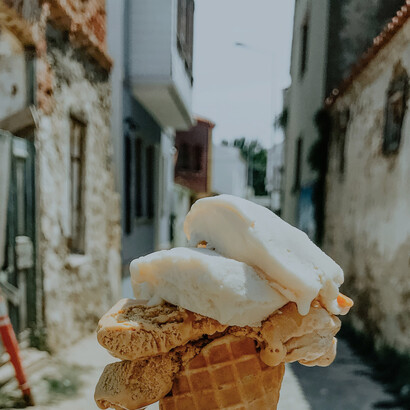 Encontrar paz ao saborear um gelato e observar pessoas nas ruas estreitas de Lucca, na Itália