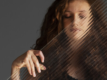 Le reflet voilé de ce profil montre comment les attentes et les récits superposés brouillent la clarté de l’évidence