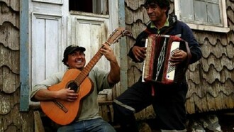 Dos chilenos pasan el tiempo tocando música
