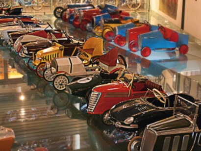 La afición por los coches vino a través de la restauración, mi padre rescataba modelos en diferentes estados de conservación y los devolvía a su estado original, al igual que las motos, que desde muy joven también le han gustado