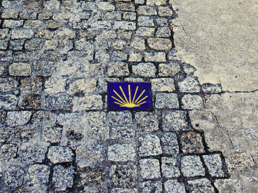 Señal de concha en el puente romano de Ourense, España, señalizando el Camino de Santiago