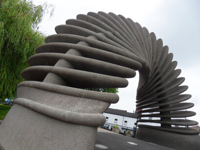 Así los famosos saltos cuánticos son cambios en la energía que todos podemos tener cuando, por ejemplo, hacemos click en el entendimiento de situaciones que cambian la comprensión de la realidad. Pearce & Lal, "El salto cuántico", Shrewsbury, Shropshire, Inglaterra