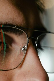 A vida tornara-se uma vitrina com reflexos estilhaçados, qualquer um produzia e veiculava informação, apimentando a sua realidade para os amigos virtuais que só liam as três primeiras linhas do lead, incapazes de suportar um parágrafo inteiro, viciados na distração contínua, como moscas a bater contra a mesma lâmpada
