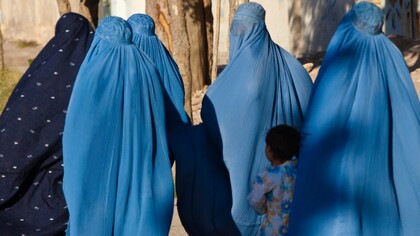 Donne con il burqa, imposto dalla legge islamica in Iran e Afghanistan dopo il sopravvento dei Talebani, con i loro bambini a Herat, Afghanistan