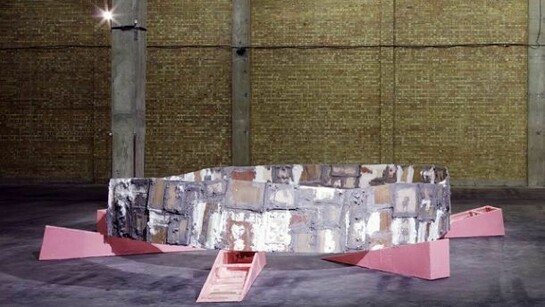Phyllida Barlow Swamp, untitled: barrier, 2010, installation view