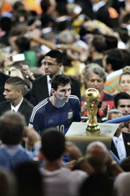 Lionel Messi contempla la copa tras perder la final de 2014 contra Alemania