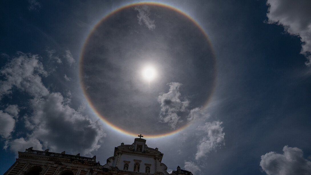 Halo solar en el campanario del Santuario de San Francisco el Grande, Antigua, Guatemala. Foto: Willy Castellanos