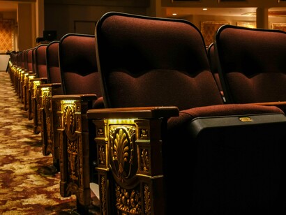 Ao espectador do filme, além do testemunho desta reencenação, é ofertada ainda uma posição privilegiada diante da história de vida dessa mulher, sendo convidado a contemplar, por meio de imagens a que somente nós e Lola temos acesso, flashbacks que retomam três relações especiais de sua vida — em uma abordagem estética que dialoga com as tradições do romantismo europeu supostas para uma produção dessa natureza, porém dotada de um olhar consciente e oblíquo

