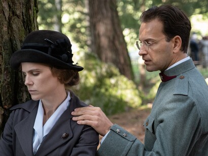 "Campo di battaglia" affronta tematiche come l'incomunicabilità e la distanza emotiva tra genitori e figli, offrendo uno spaccato della realtà odierna. Federica Rossellini e Alessandro Borghi in una scena del film