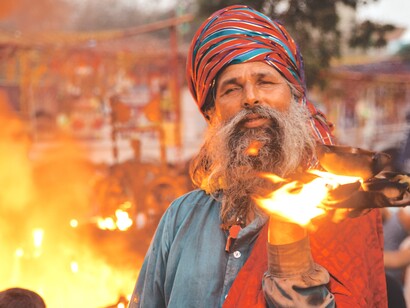 Homem segurando livro em chamas, Punjab, Paquistão