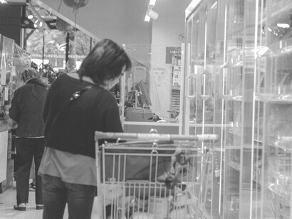 La adulteración de alimentos puede incluir la sustitución de ingredientes, manipulación de etiquetas o uso de sustancias nocivas para aumentar ganancias