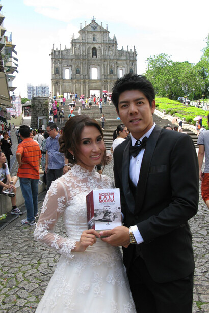 Sposi novelli festeggiano alla base della cattedrale de Sao Paulo