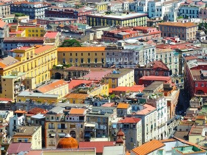 A Napoli si fanno i conti con la storia e lo sviluppo, prima che altrove