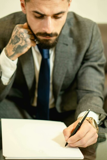 O uso de arquétipos como herói, fora-da-lei e mago no marketing gera conexões poderosas entre marcas e consumidores ao explorar mitos