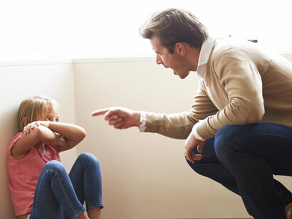 Padre regañando a su hija