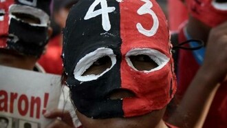 Una máscara para pedir el regreso de los desaparecidos de Iguala