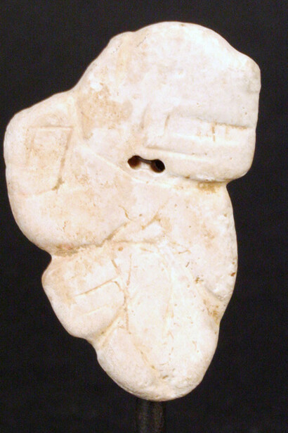 Placas talladas: hombre-felino

Materiales: Concha

Horizonte Chavín. Período Formativo Tardío 900- 200 a.C.