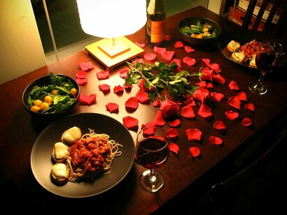 Mesa decorada con pétalos de rosas