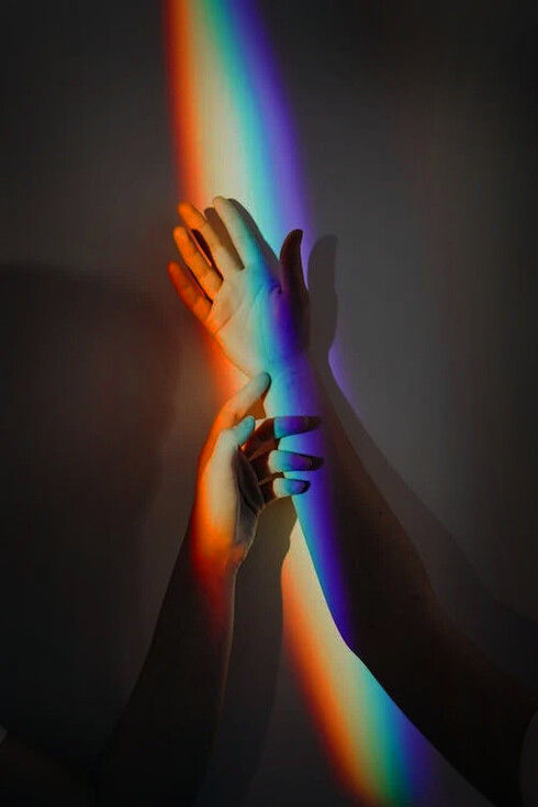 La misericordia è parola prima e ultima, è parola di libertà perché, nuda di ogni maschera o travestimento, è ciò che resta quando si guarda l’altro senza giudizio, senza richieste