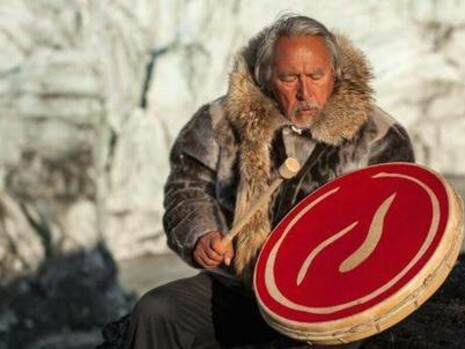 Angaangaq ha incontrato Papa Giovanni Paolo II, Nelson Mandela, Mikhail Gorbaciov, il Dalai Lama, Al Gore, ha parlato più volte alle Nazioni Unite a nome del popolo artico