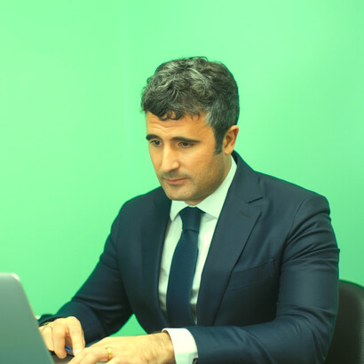 Diese These wurde umgehend von einem anderen Wissenschaftler, Andrés Dockendorff, widerlegt, der darauf hinweist, dass diese These nicht haltbar ist, da zwar eine Korrelation zwischen den Stimmen für Kast und denen gegen den Verfassungsvorschlag von 2022 zu bestehen scheint. Bild: Andrés Dockendorff 