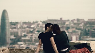Una pareja se besa con Barcelona al fondo