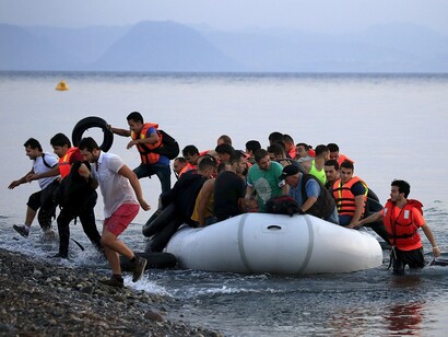 Emigrantes sirios cruzando el mar Egeo