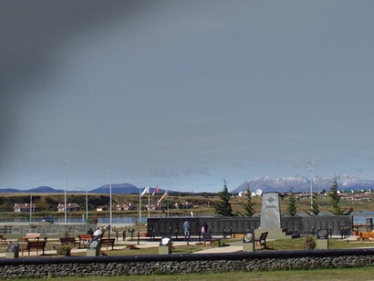 Los intereses logísticos y militares del Reino Unido generan un escenario inquietante para América Latina, cuya posición histórica ha sido la de respaldo al reclamo argentino sobre las Islas Malvinas. Plaza Islas Malvinas,2014, Ushuaia, Tierra del Fuego, Argentina