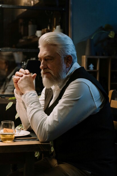 Essere soli troppo a lungo spesso alimenta il senso di inutilità, come se la propria esistenza fosse invisibile al mondo  