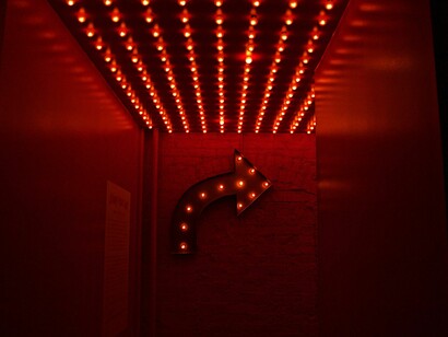 Un letrero de neón señalaba la entrada