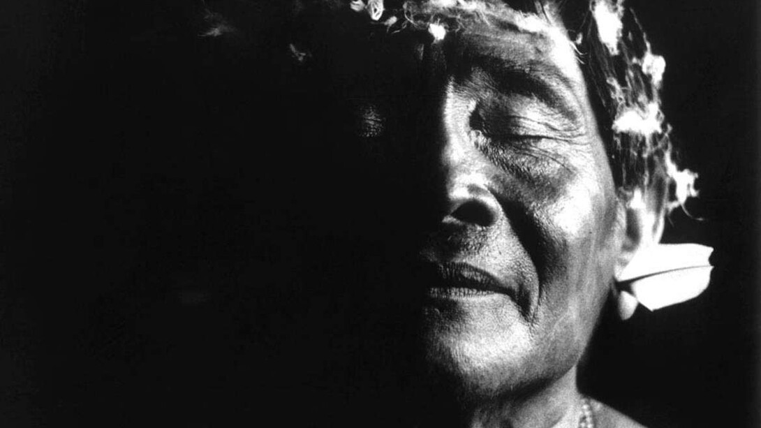Xamã Yanomami, foto de Claudia Andujar para o projeto Survival