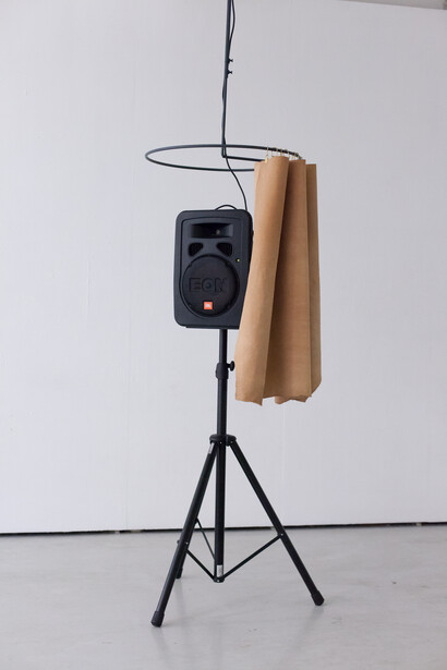 Lou Masduraud, Behind the curtain, 2014, installation, cuir, métal, enceinte, Courtesy Lou Masduraud
