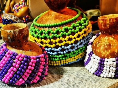 Agbê, ou xequerê, instrumento de percussão muito utilizado no Maracatu. No carnaval temos como danças o Maracatu, Baião, a Ciranda, o Xote, o Caboclinho e o Frevo que é símbolo do carnaval de Olinda e Recife