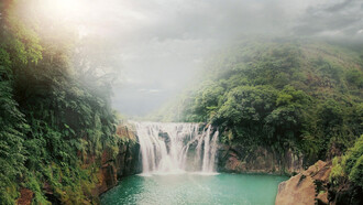 Cascada en la Reserva biológica Bosque nuboso Monteverde, Costa Rica