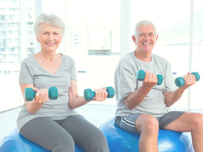 Adultos mayores ejercitándose: el envejecimiento activo va ganando posiciones en nuestra realidad física, psicológica y social