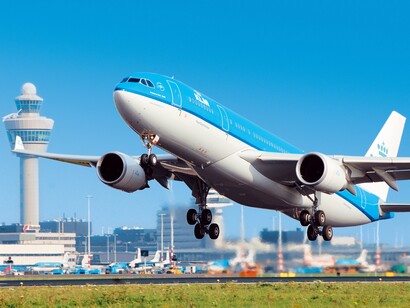 Avión de KLM despegando de Schiphol