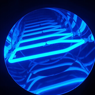 Paolo Scirpa, Vibrazione di luce, La XXI ora, 2019, installazione, alluminio, neon e specchi, cm 22x26