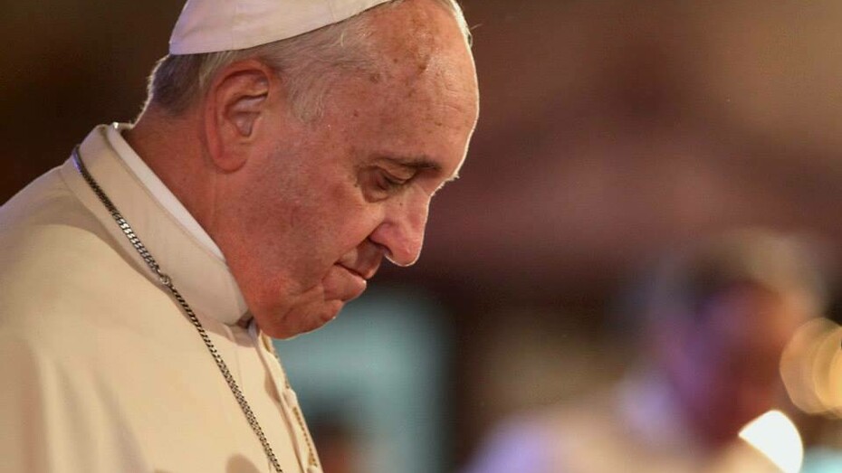 Tornado sacerdote supremo na primavera dos tempos daquele 13 de março de 2013. Ali mesmo. No Vaticano. Onde encontram-se os concílios. Templos de transição. Em busca do novo eleito do Altíssimo. Encarregado de guiar e renovar a Igreja. Uma instituição mais que milenar. Mais que consistente. Mais que altaneira. Mas, desde muito, abatida. Soterrada em contradições. Carcomida de pecados. Submersa em abusos e omissões. Clamando e ofertando perdão. Aguardando outro alguém para encarná-la